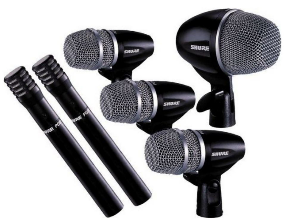 **Aluguer de Kit de Microfones para Bateria**Para captar todos os detalhes da sua bateria com clareza e precisão, oferecemos o serviço de aluguer de kits de microfones especializados para baterias.Os nossos kits incluem microfones de marcas de renome como Shure, Audix, AKG e Sennheiser, conhecidos pela sua durabilidade e qualidade sonora superior. Estes kits são cuidadosamente selecionados para captar cada elemento da bateria – desde o bumbo até aos pratos – garantindo um som equilibrado e poderoso em qualquer ambiente. Seja para gravações em estúdio, concertos ao vivo, ou ensaios, os nossos kits de microfones para bateria oferecem a solução perfeita para músicos que exigem um som profissional.Além disso, oferecemos suporte técnico para a instalação e configuração dos microfones, assegurando que obtenha o melhor som possível. Não hesite em contactar-nos para mais informações ou para reservar o seu kit de microfones para bateria.
