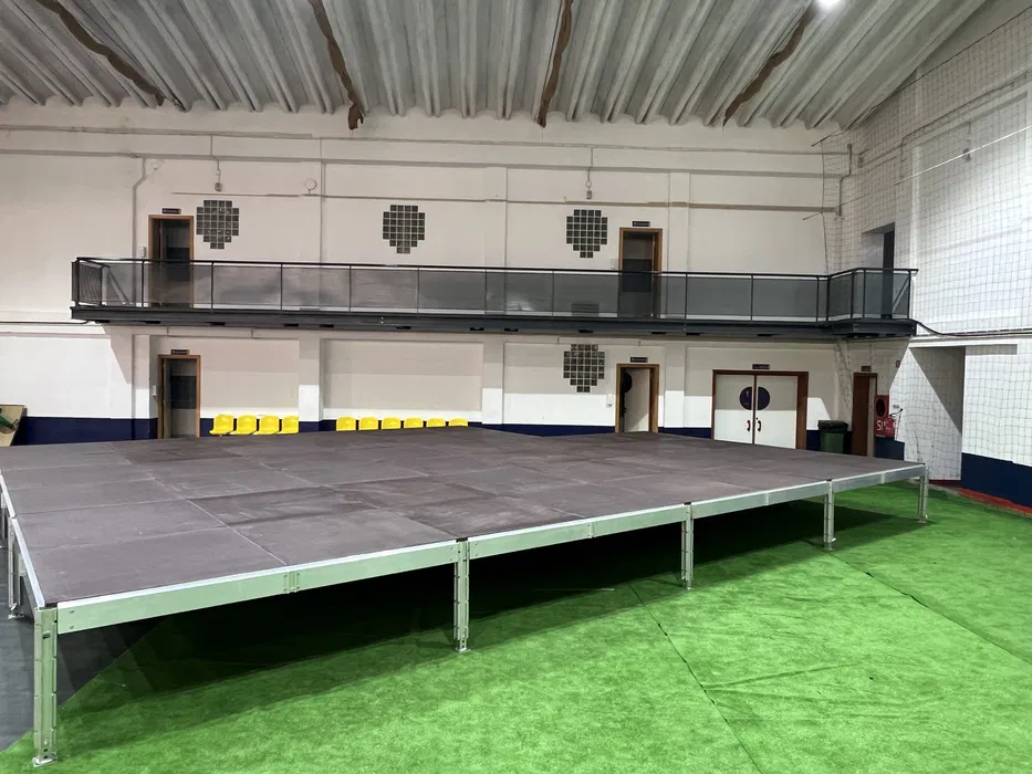 Aluguer de Palcos, Estrados e Passareles em Viseu de alta qualidade para eventos, feiras e concertos. Soluções flexíveis, seguras e com instalação profissional.